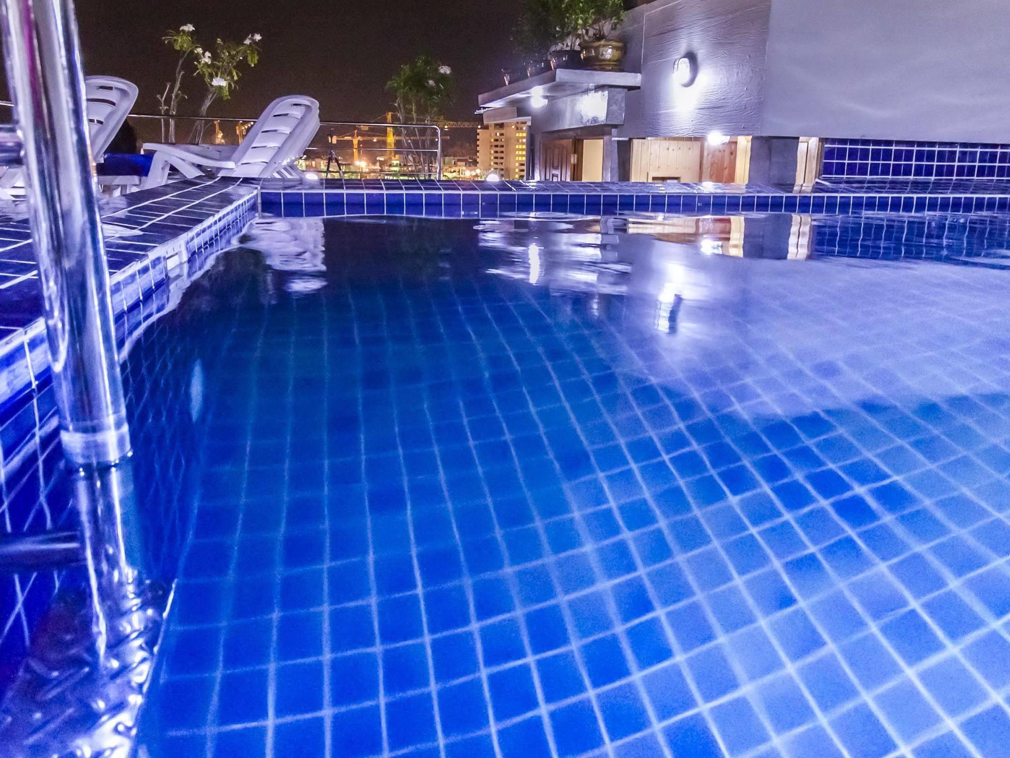 Oyo 861 Patong Dynasty Hotel Exterior foto